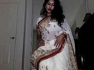 Solo Aunty Wearing Indian Kit fro Tika Function by Function Procurement Stark naked Shows Vulva